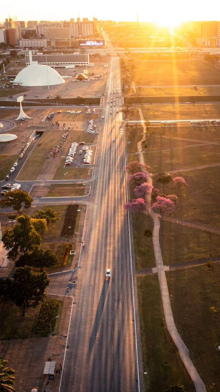 Vista moderna de Brasília representando inovação e tecnologia financeira